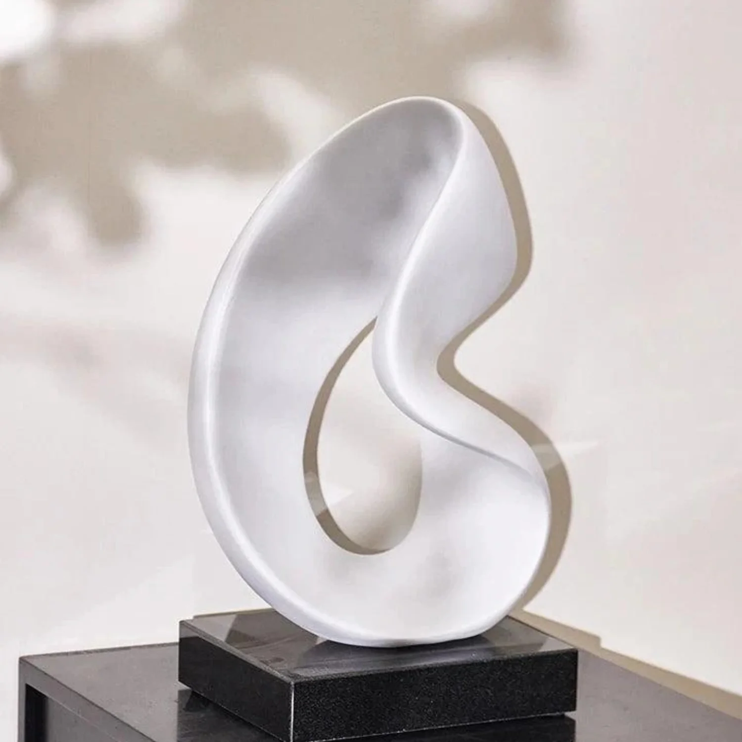 Moderne Weiße Luxus-Skulptur – Handgefertigte Resin-Dekoration