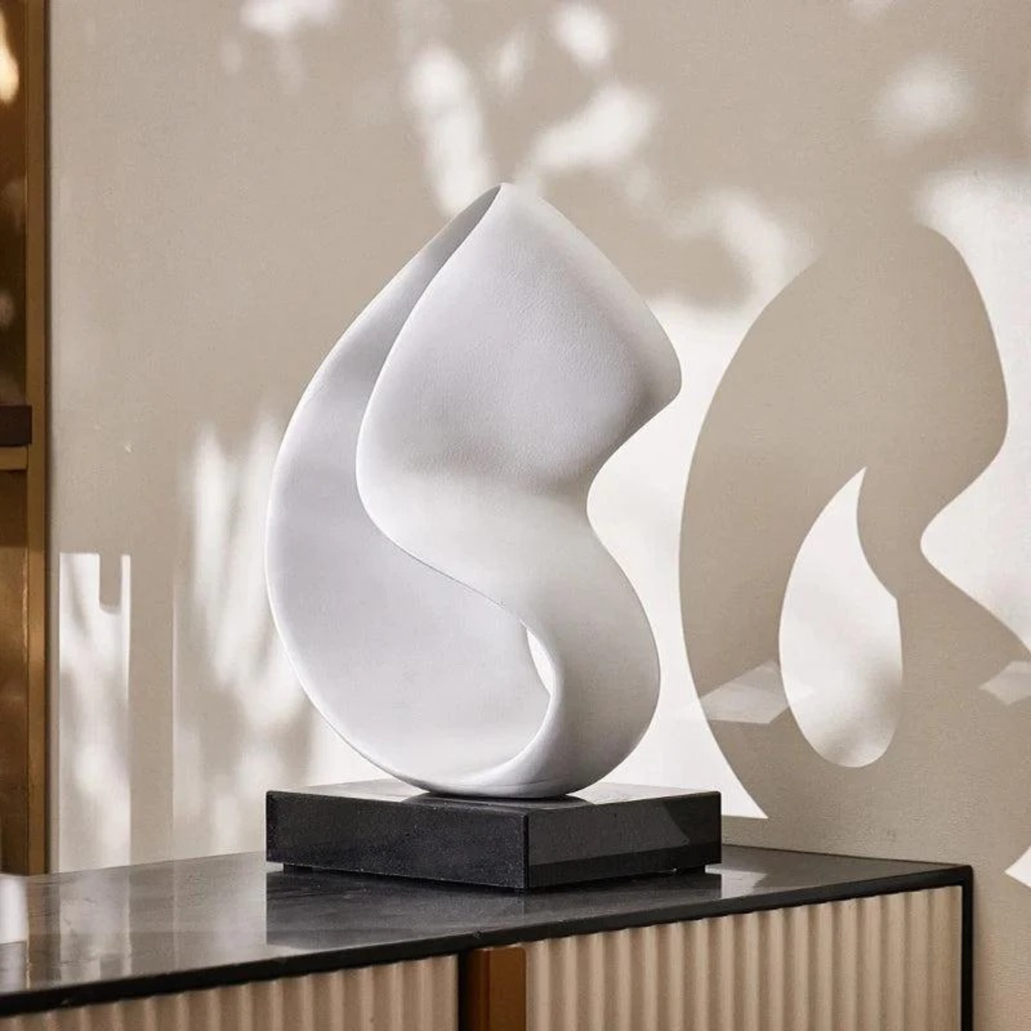 Moderne Weiße Luxus-Skulptur – Handgefertigte Resin-Dekoration