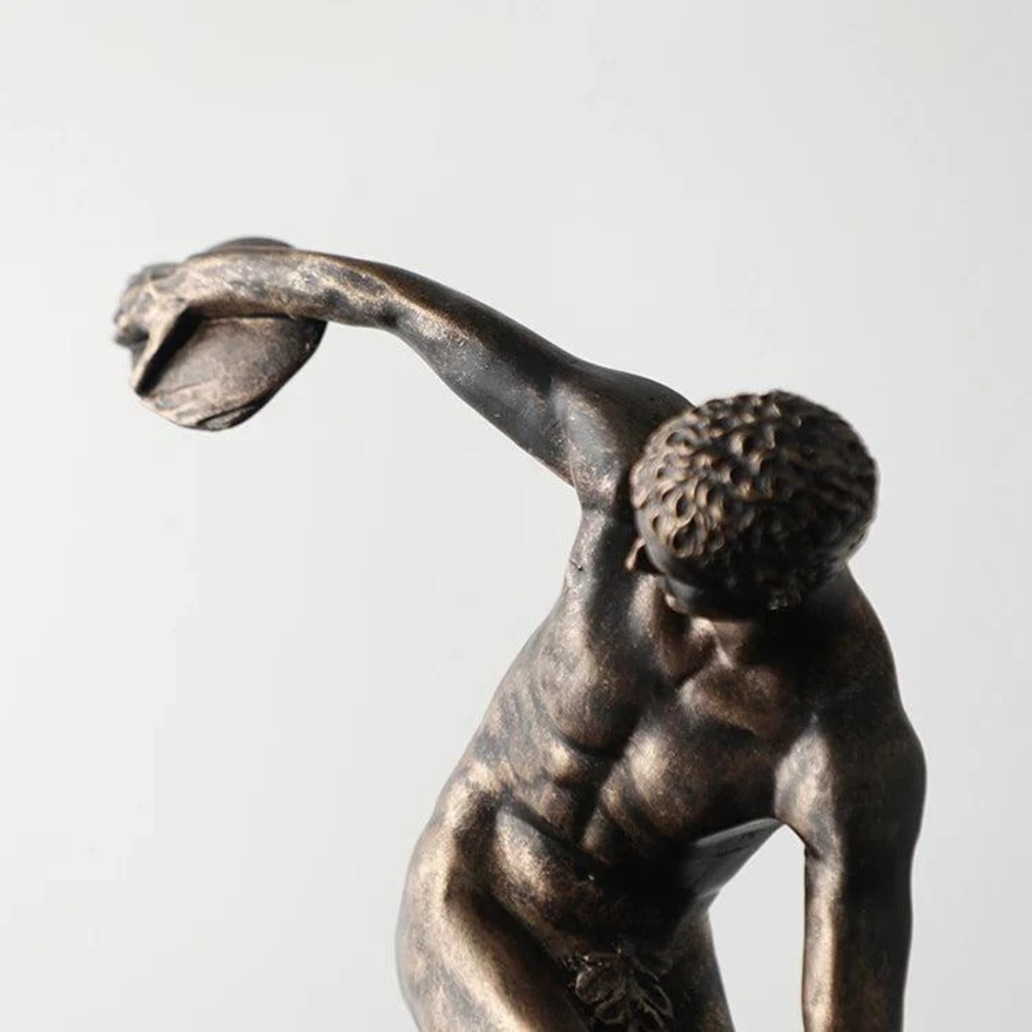 Antike Bronze-Skulptur – Sportliche Resinfigur in Handarbeit