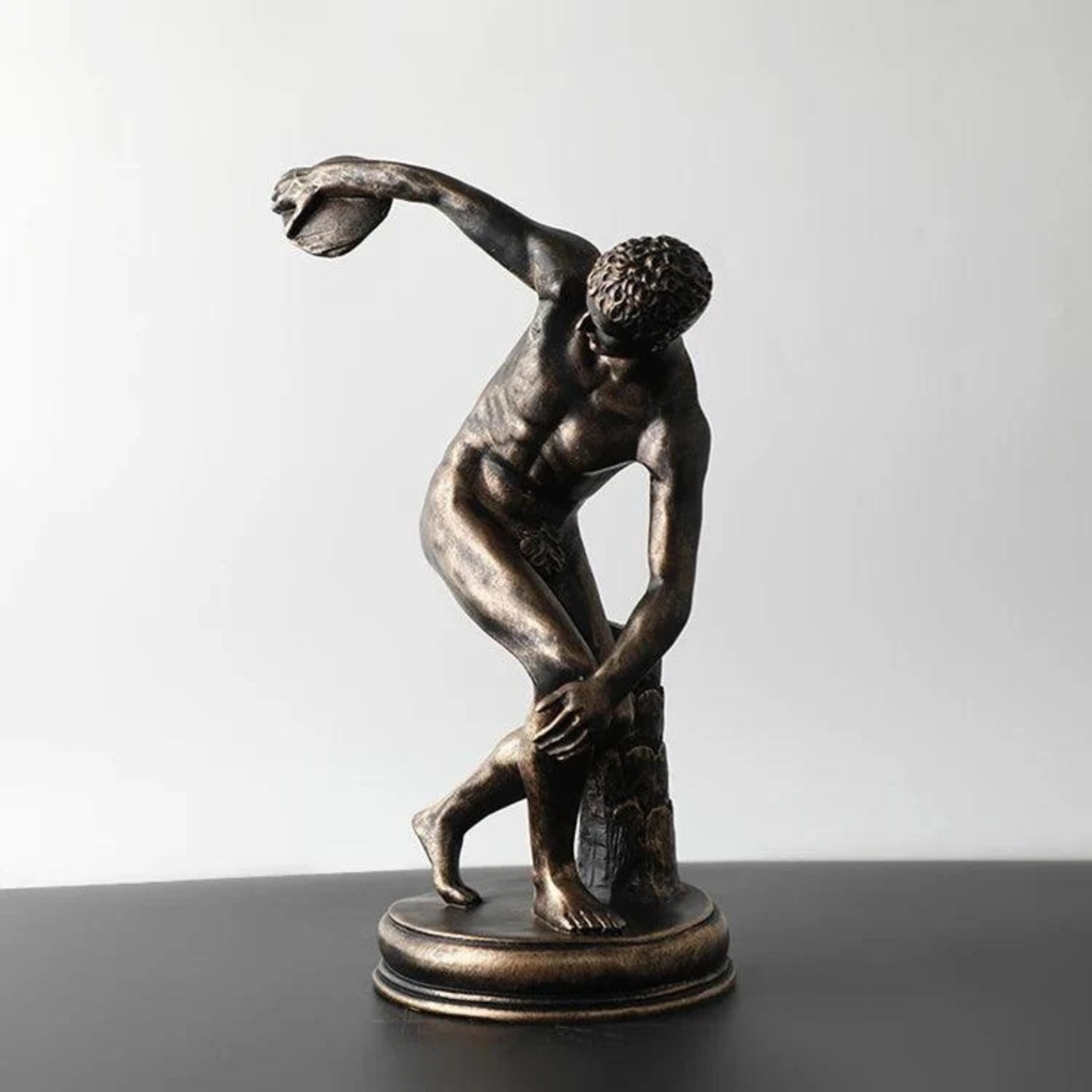 Antike Bronze-Skulptur – Sportliche Resinfigur in Handarbeit