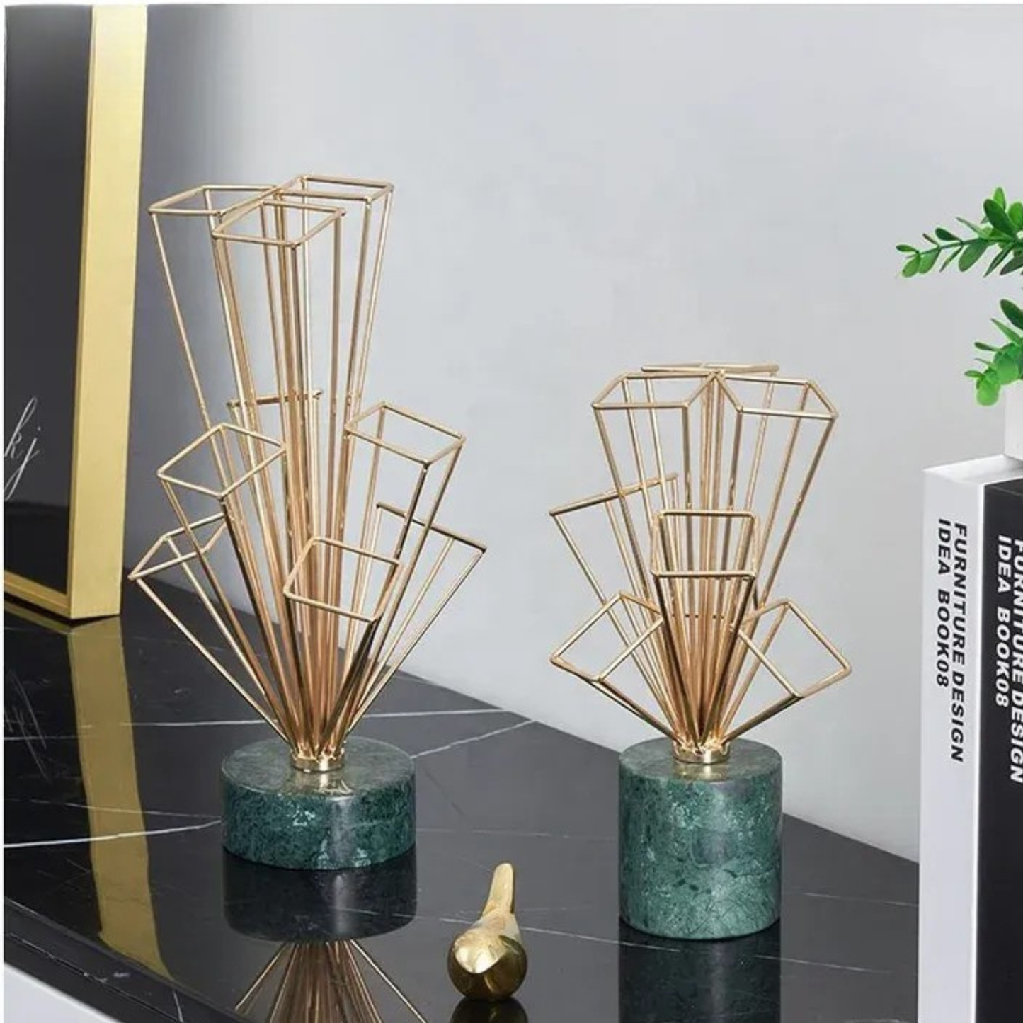 Luxus 2er Set Gold Metall Skulpturen mit Marmorfuß Kaleidoskop Design