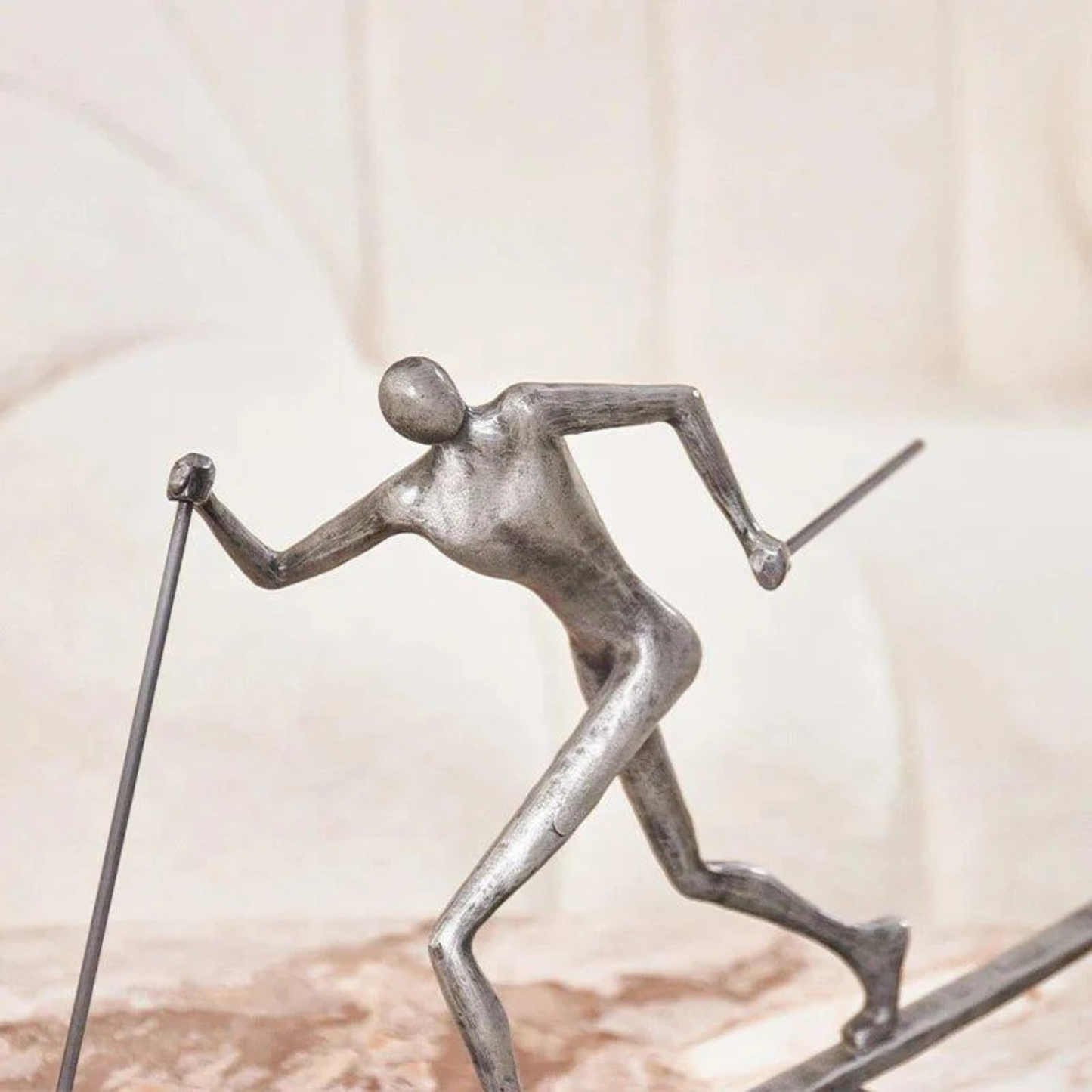 Luxuriöse Skating Man Skulptur – Handgefertigte