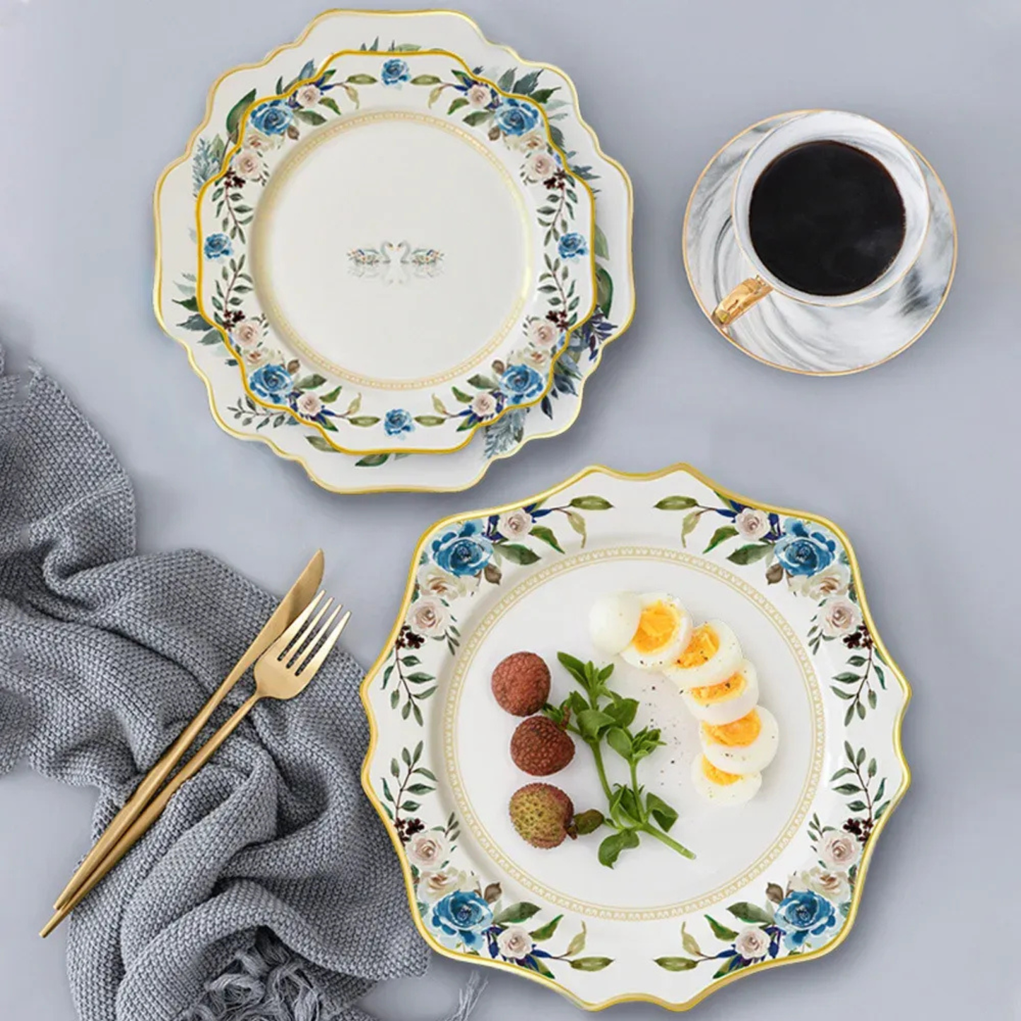 Exquisites Blumengeschirr Set – Bone China Goldrand Luxus