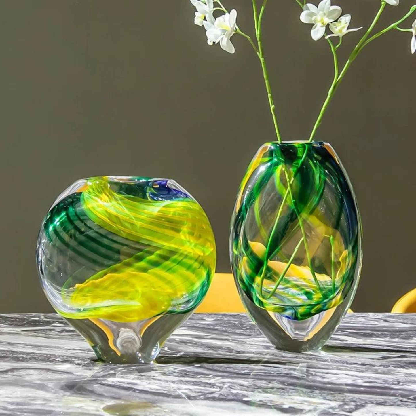 Luxus handgefertigte Glasvase mit gelb-grünen Spiralfarben