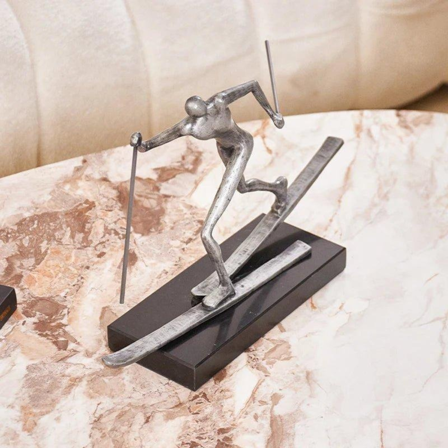 Luxuriöse Skating Man Skulptur – Handgefertigte