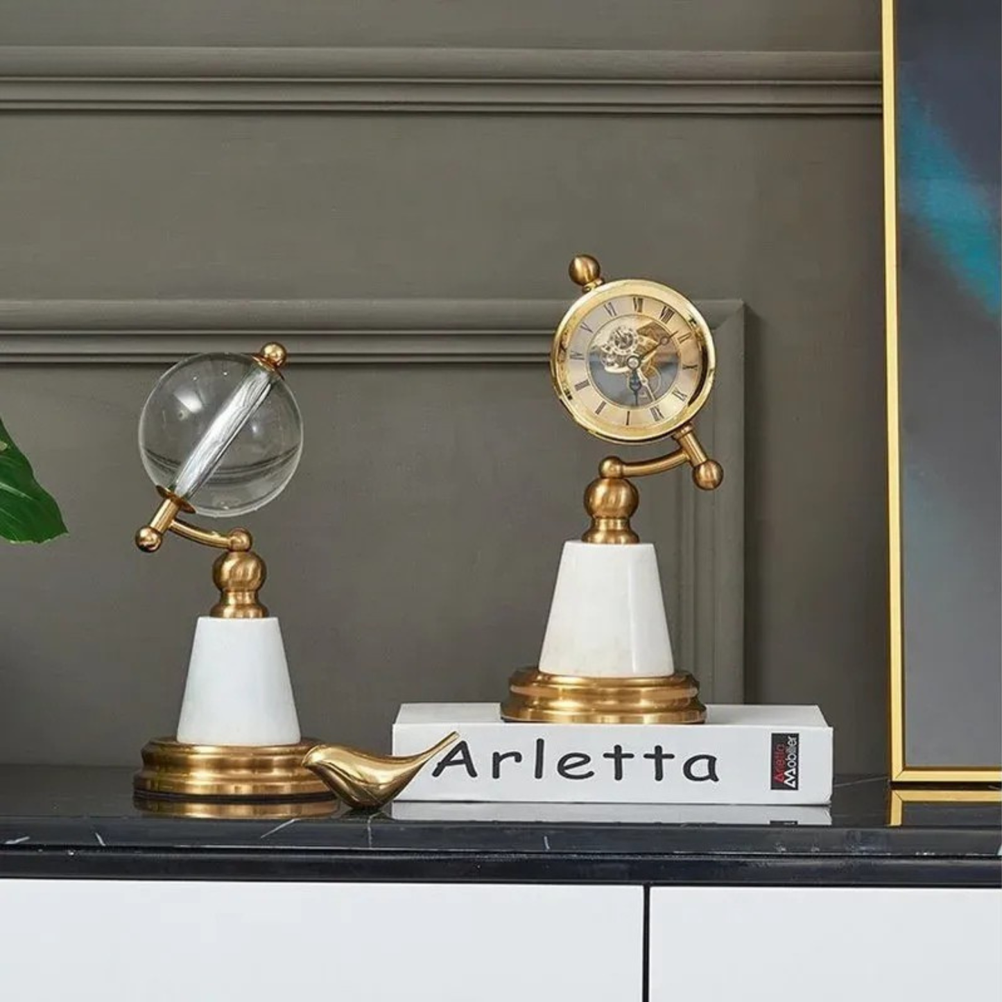 Luxus Tischuhr mit Kristallkugel und Marmor Sockel in Gold 30cm