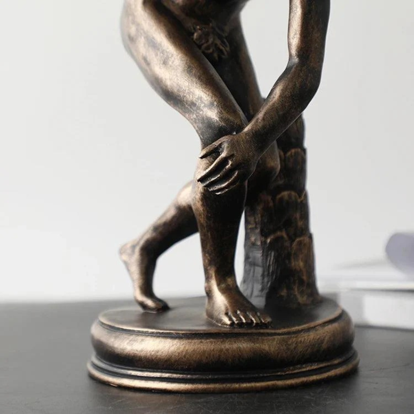 Antike Bronze-Skulptur – Sportliche Resinfigur in Handarbeit