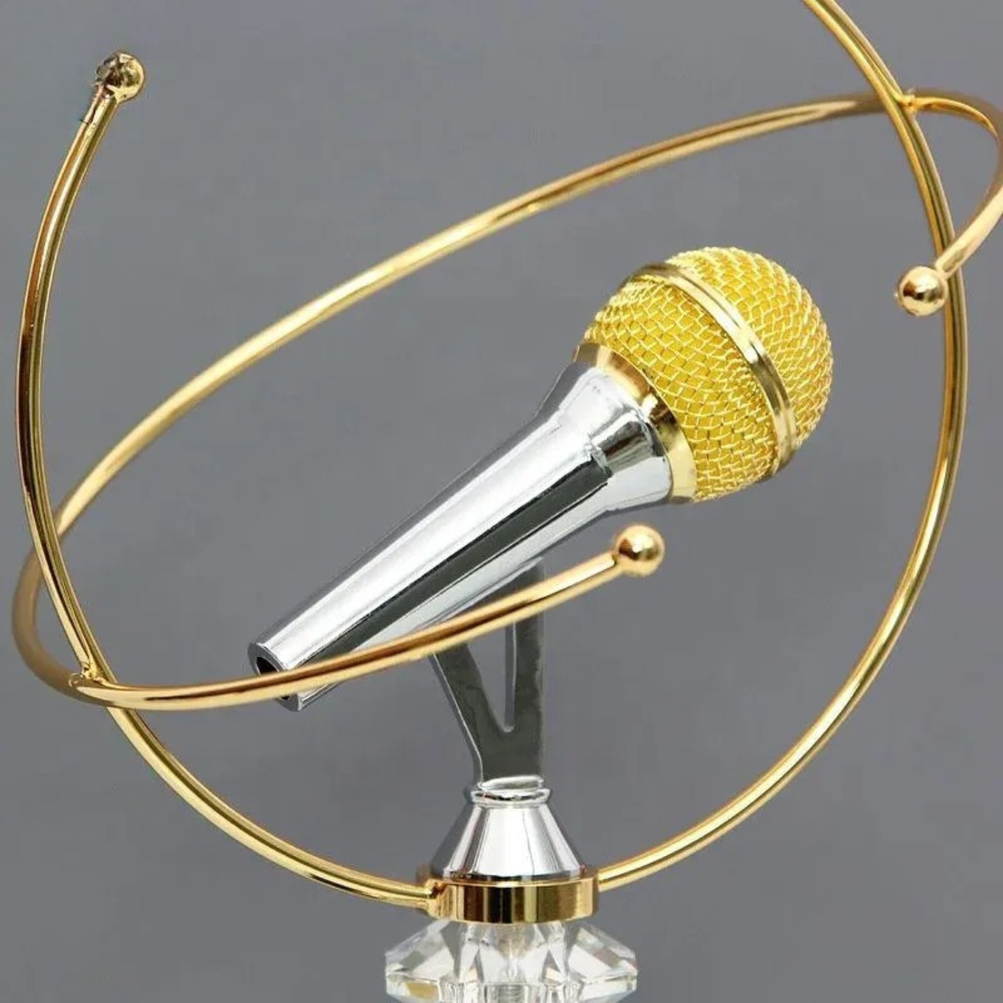 Goldene Mikrofon Skulptur auf Marmorsockel