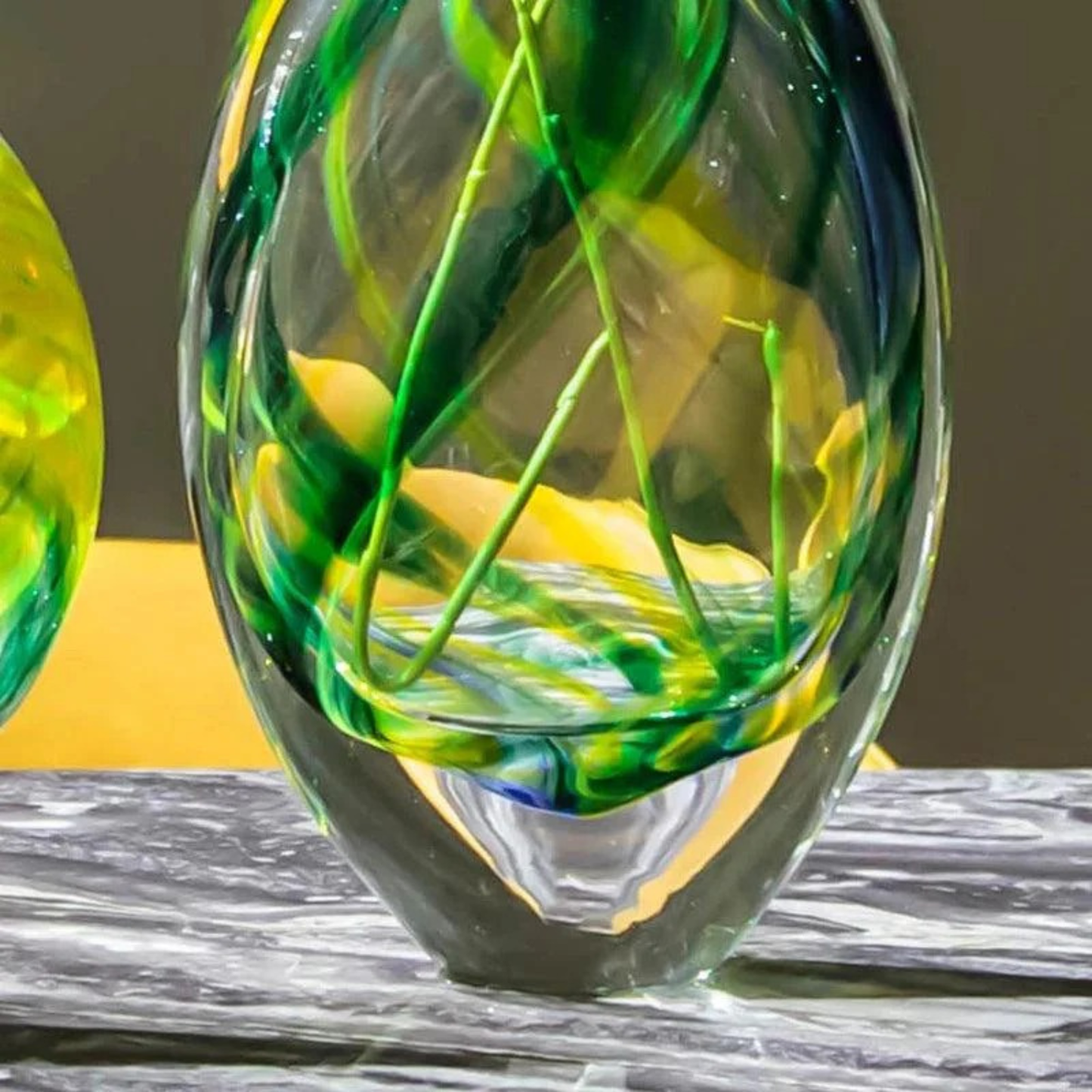Luxus handgefertigte Glasvase mit gelb-grünen Spiralfarben
