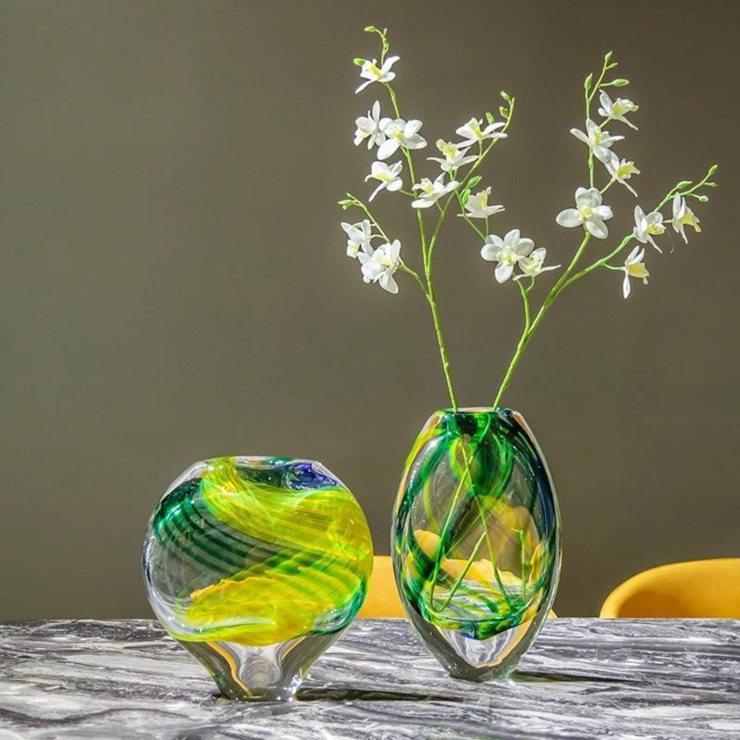 Luxus handgefertigte Glasvase mit gelb-grünen Spiralfarben