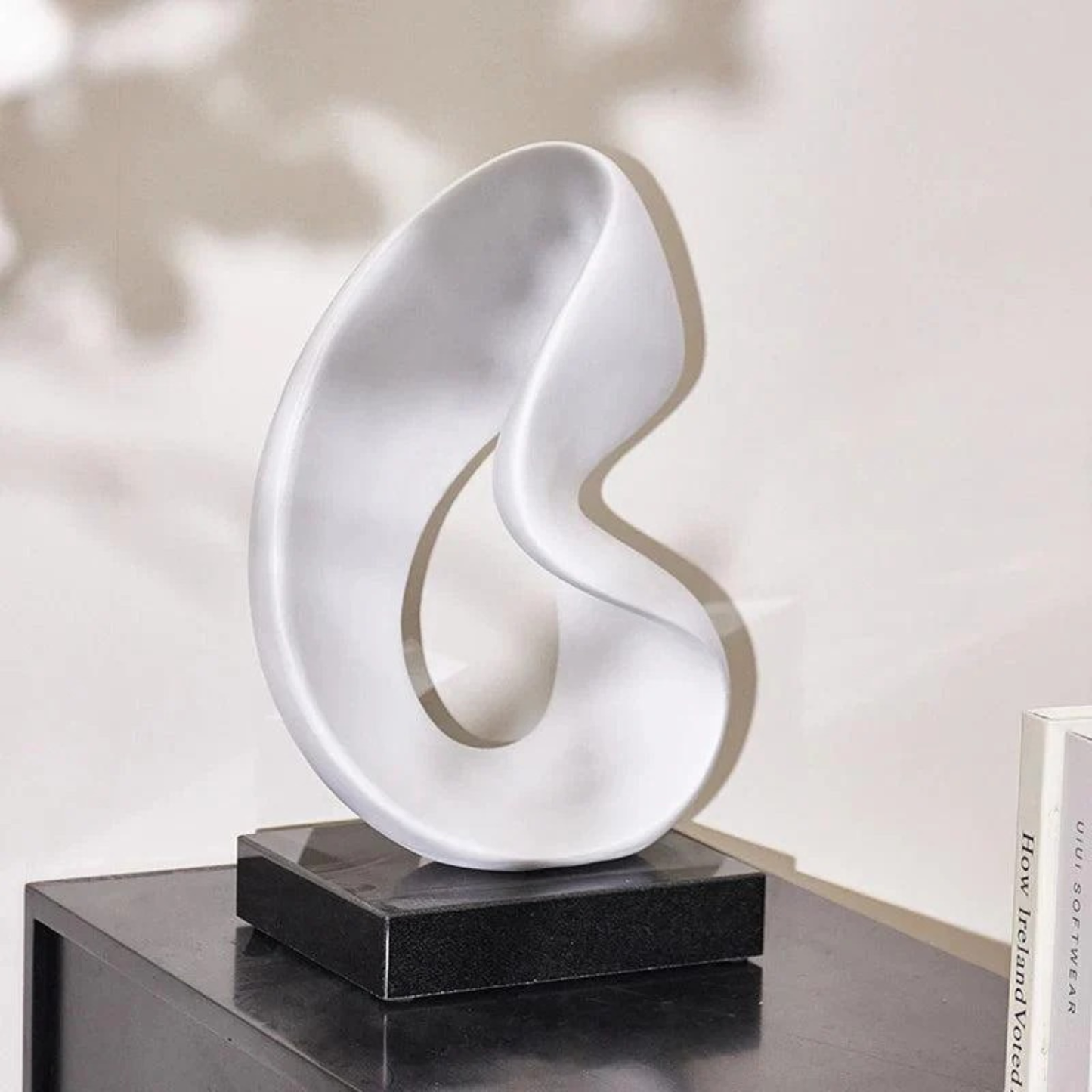 Moderne Weiße Luxus-Skulptur – Handgefertigte Resin-Dekoration