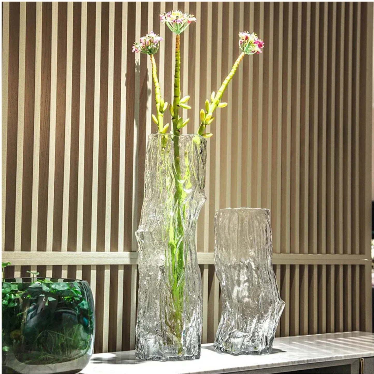 Moderne Baum-Glasvase – Rindenstruktur, transparent, bodenstehend
