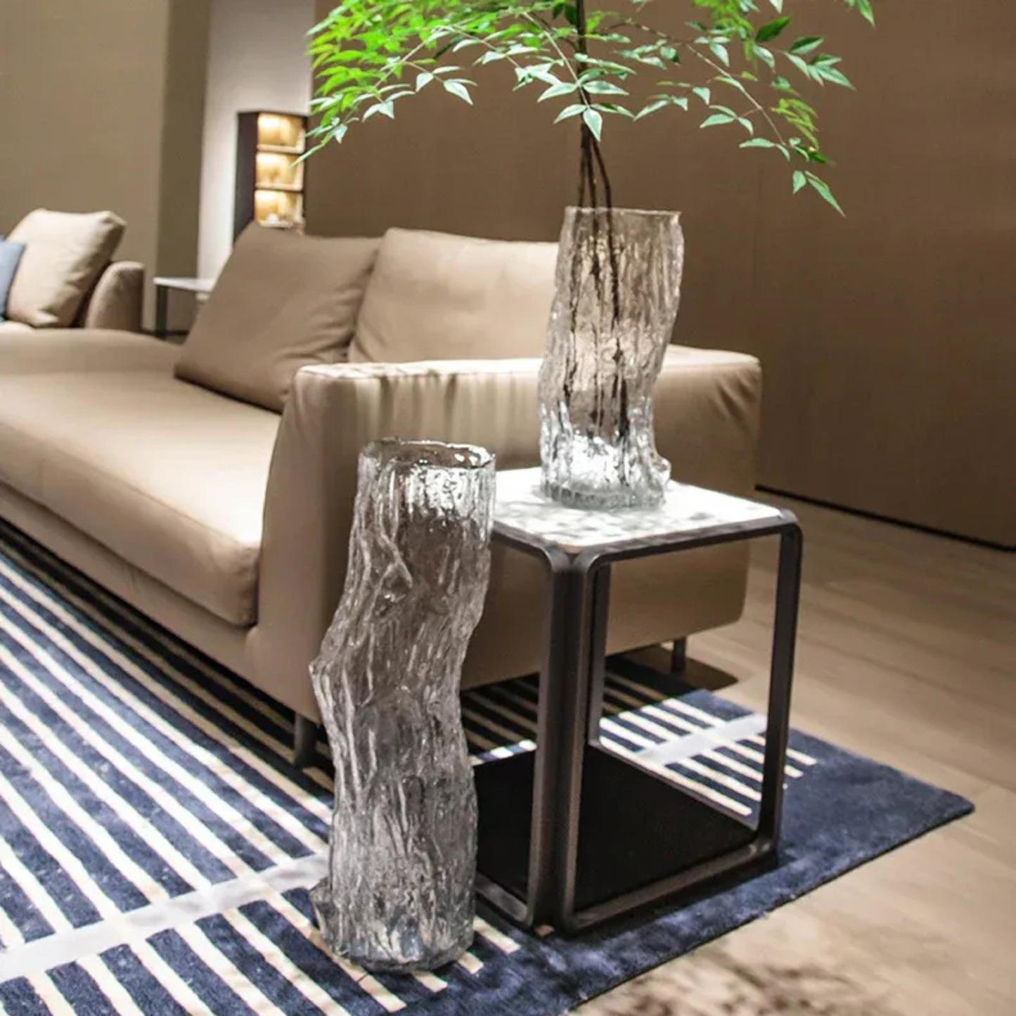 Moderne Baum-Glasvase – Rindenstruktur, transparent, bodenstehend