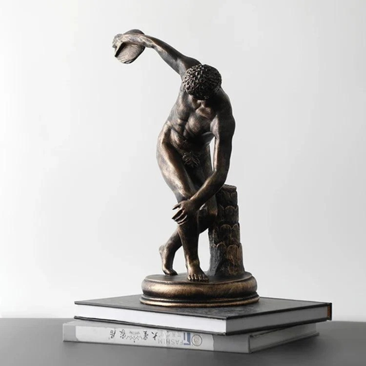 Antike Bronze-Skulptur – Sportliche Resinfigur in Handarbeit