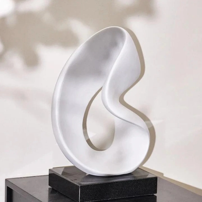 Moderne Weiße Luxus-Skulptur – Handgefertigte Resin-Dekoration
