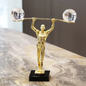 Minimalistische Strongman Dekofigur in Gold – Kraft & Eleganz