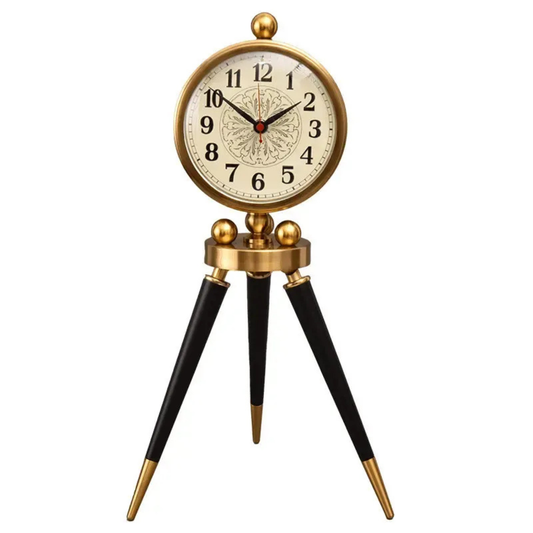 Kreative Goldene Tischuhr im Vintage Stil auf Stativ