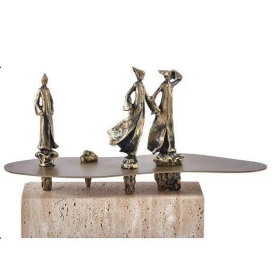 Goldene Männer-Skulptur mit Marmorsockel – Handgefertigte