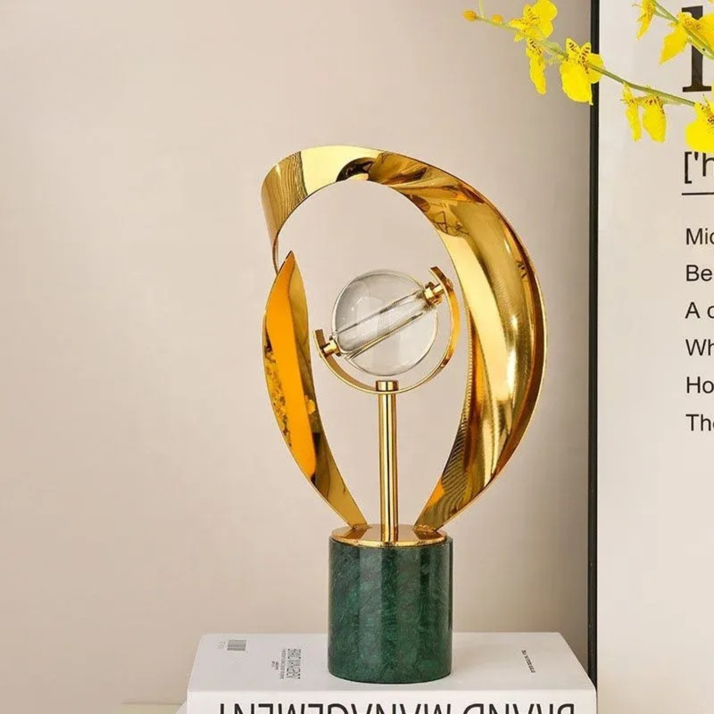 Klarer Kristall Globus Dekofigur mit Gold Akzent