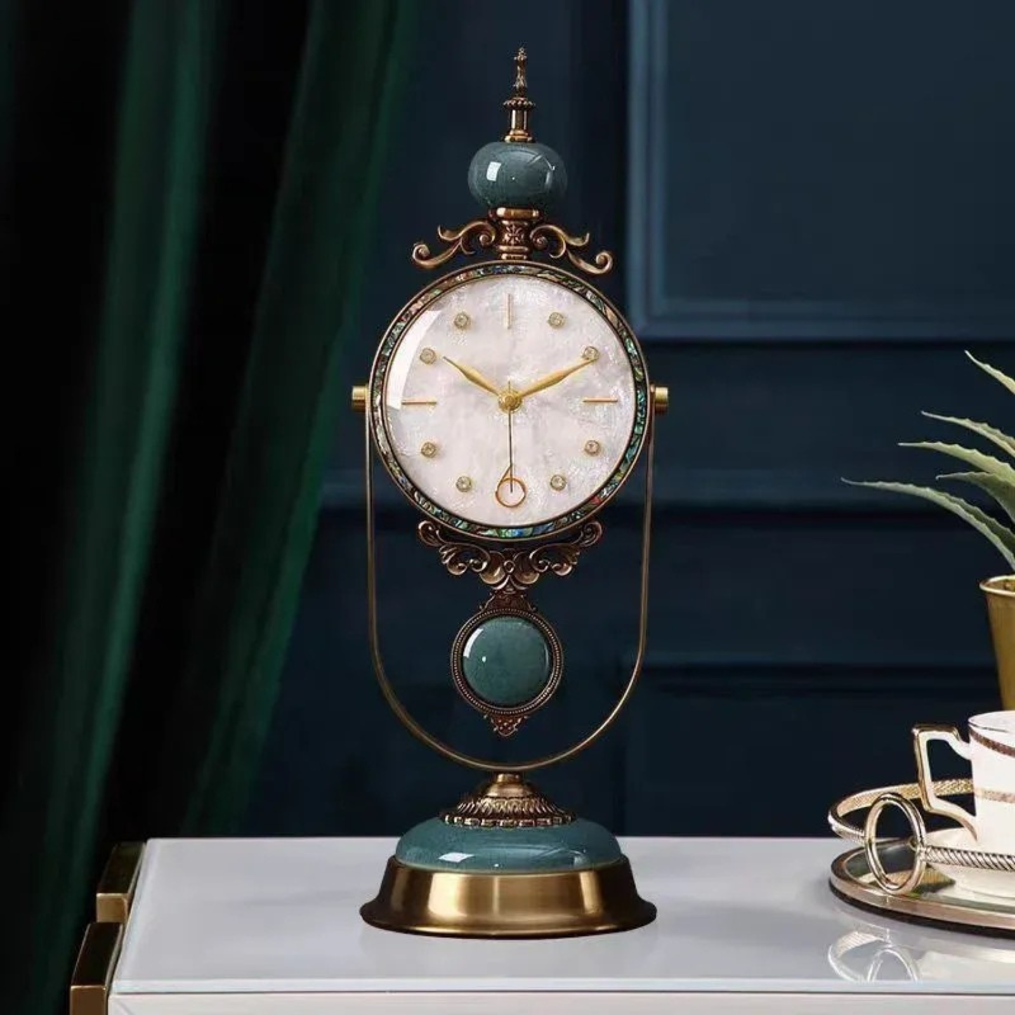 Retro Europäische Tischuhr aus Glas und Messing