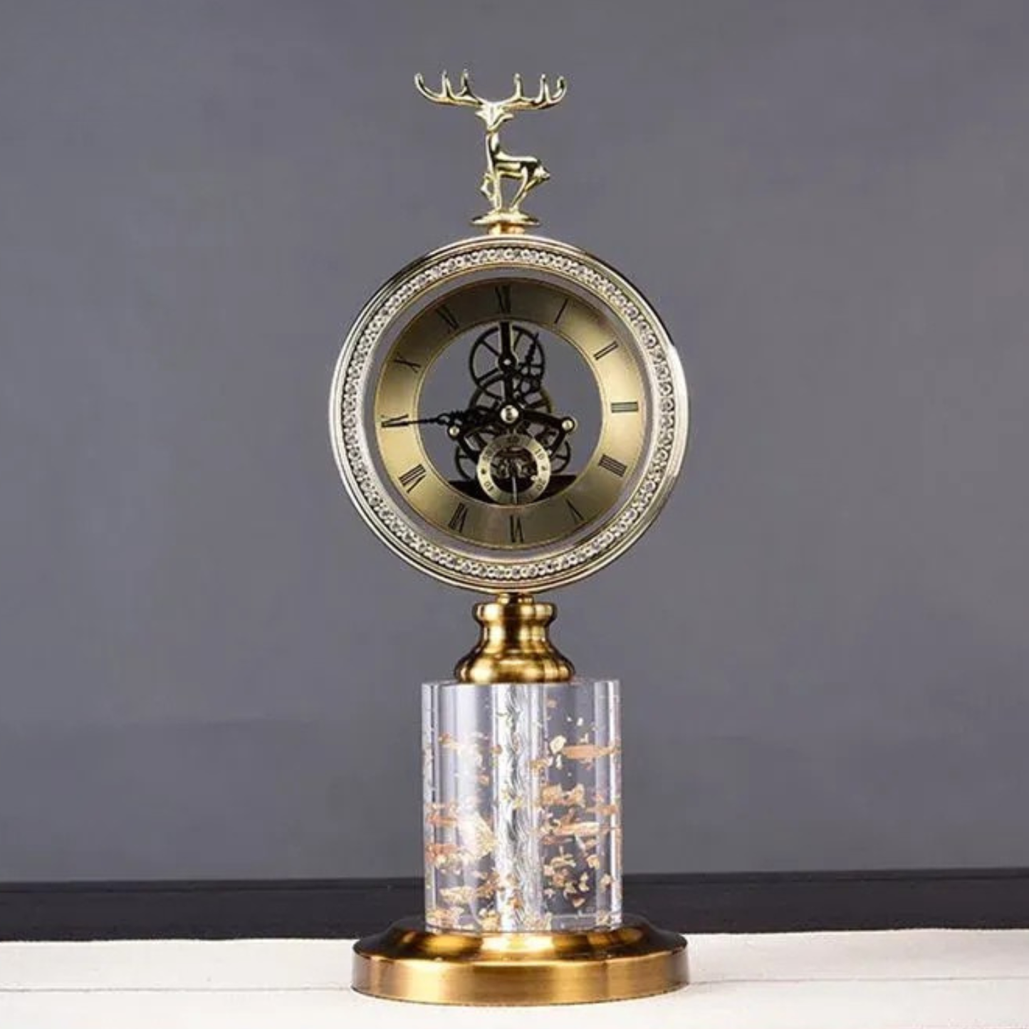 Luxuriöse Goldene Hirschkopf-Tischuhr mit Marmorsockel