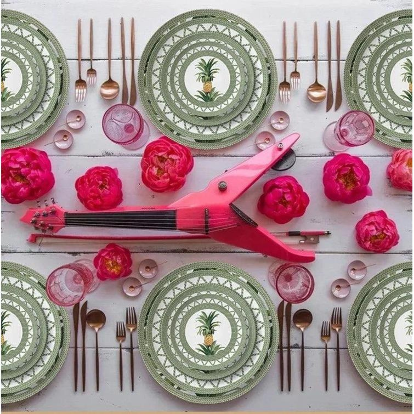 Luxuriöses Geschirrset – Ananas Design mit grünen Blättern