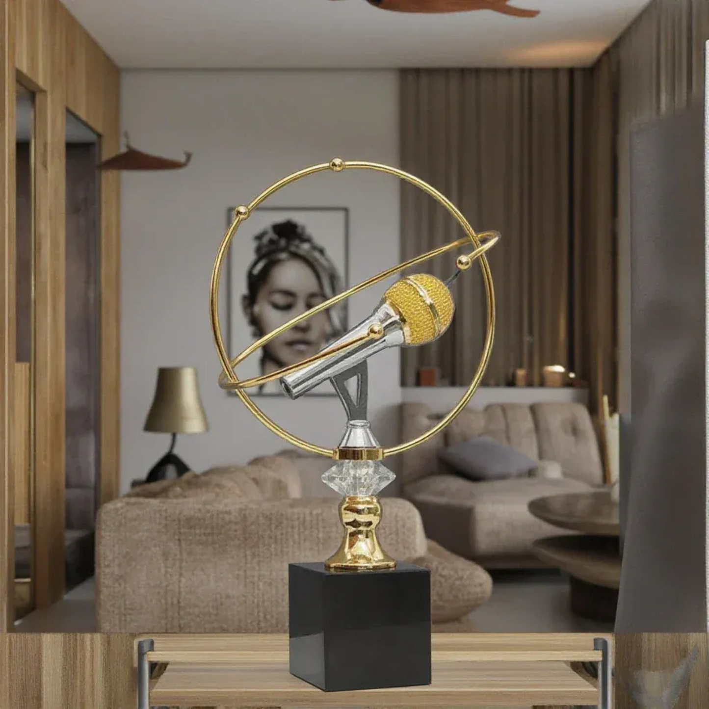 Goldene Mikrofon Skulptur auf Marmorsockel