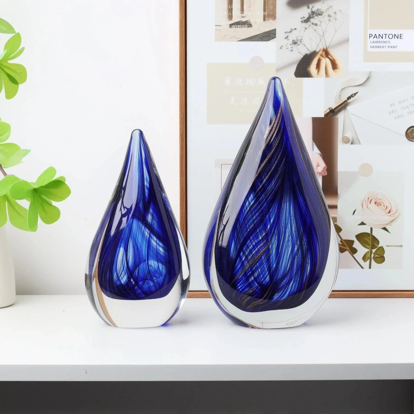 Set aus 2 Handgeblasenen Blauen Teardrop Glaskunst Skulpturen