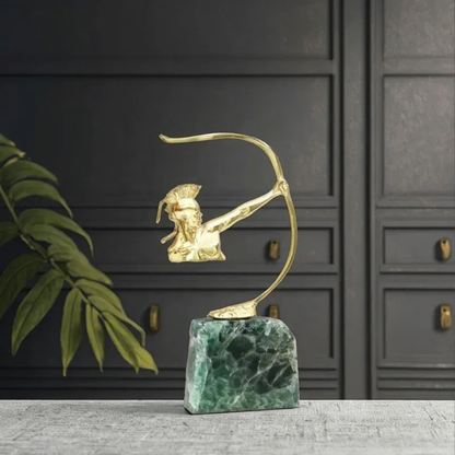 Goldene Bogenschütze Figur mit Smaragd Sockel