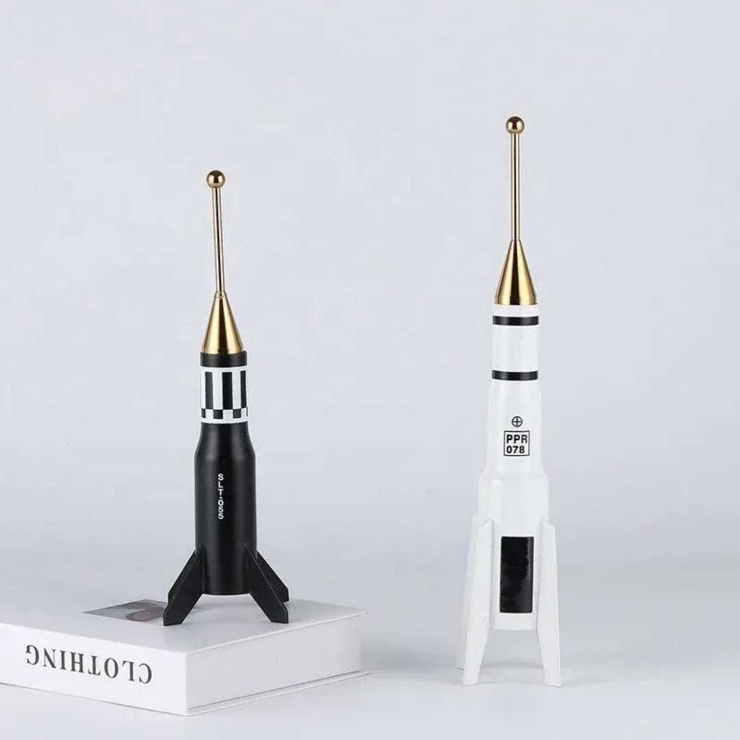 Schwarze Raketen-Dekofigur mit Goldakzenten