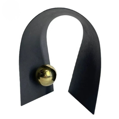 Luxux Schwarze Metallskulptur mit Goldkugel