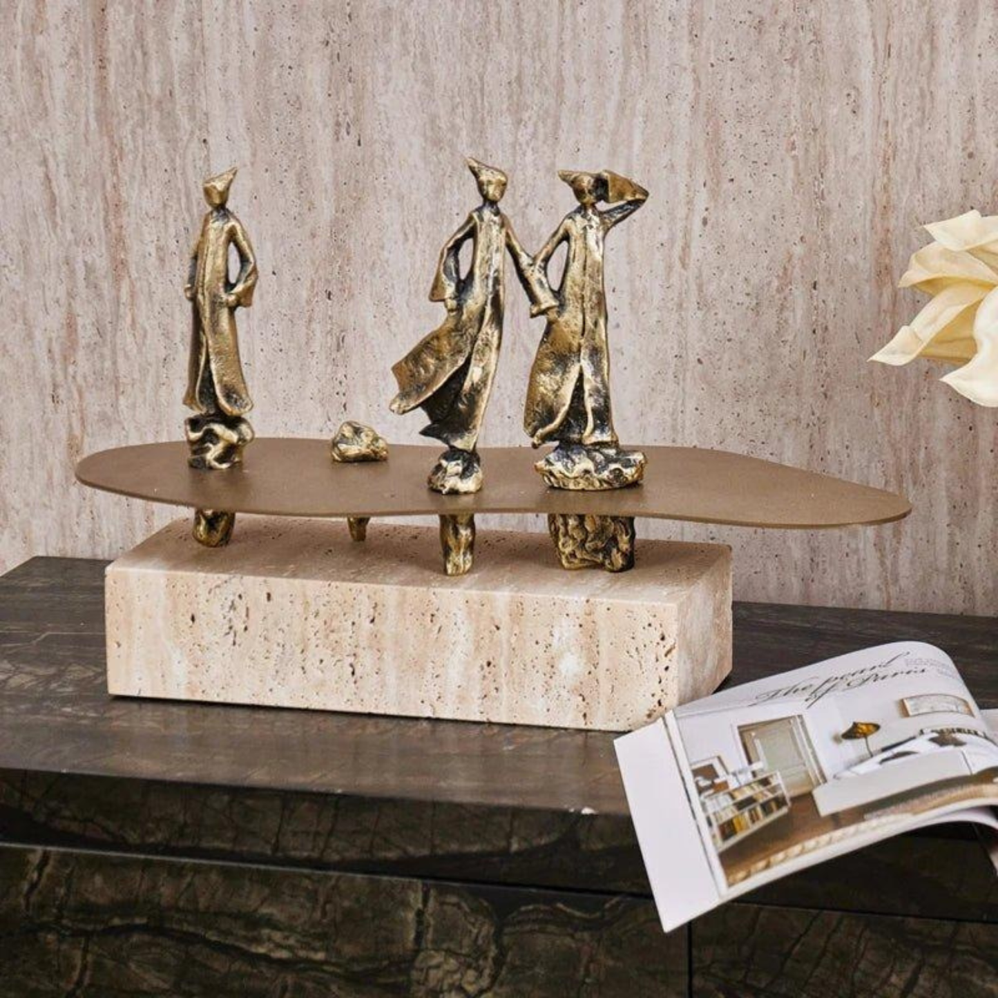 Goldene Männer-Skulptur mit Marmorsockel – Handgefertigte
