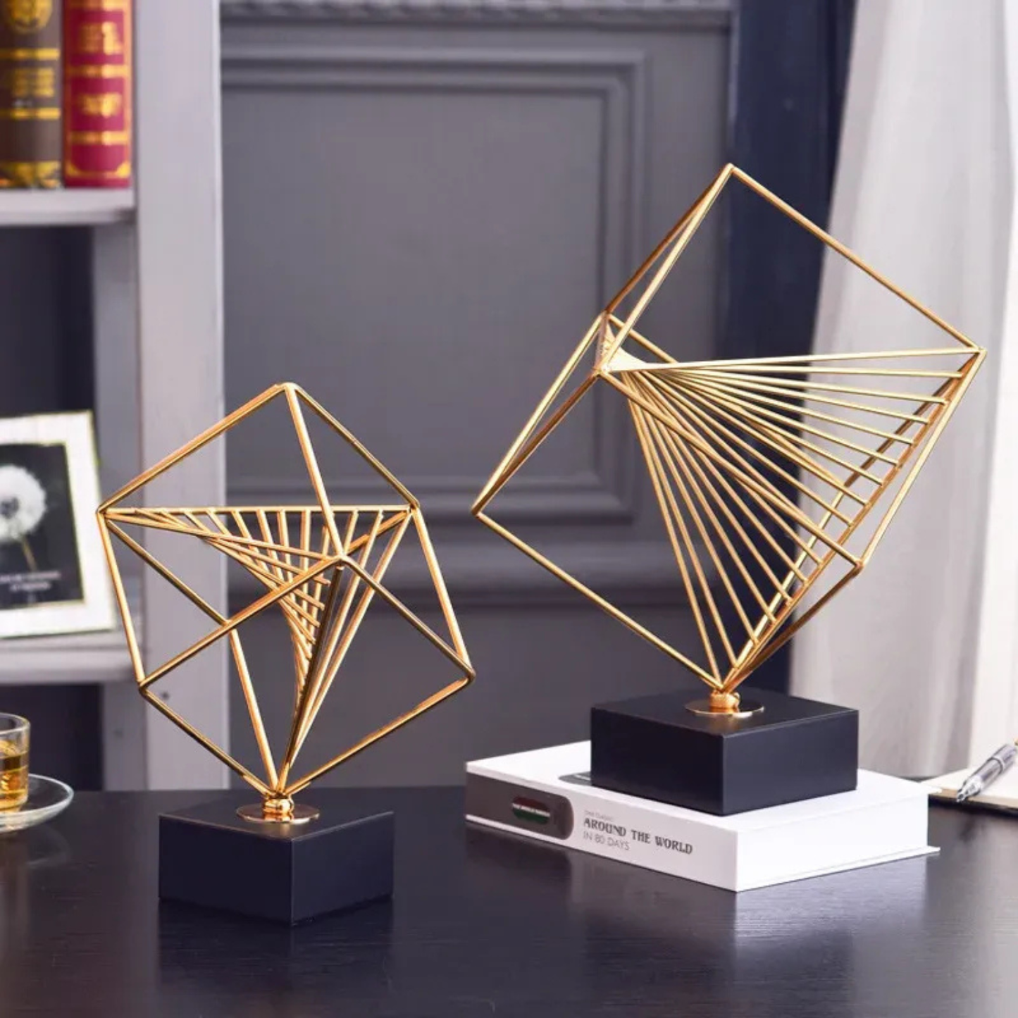 2er Set Luxus Gold Metall Skulpturen mit Marmorfuß Geometrisch