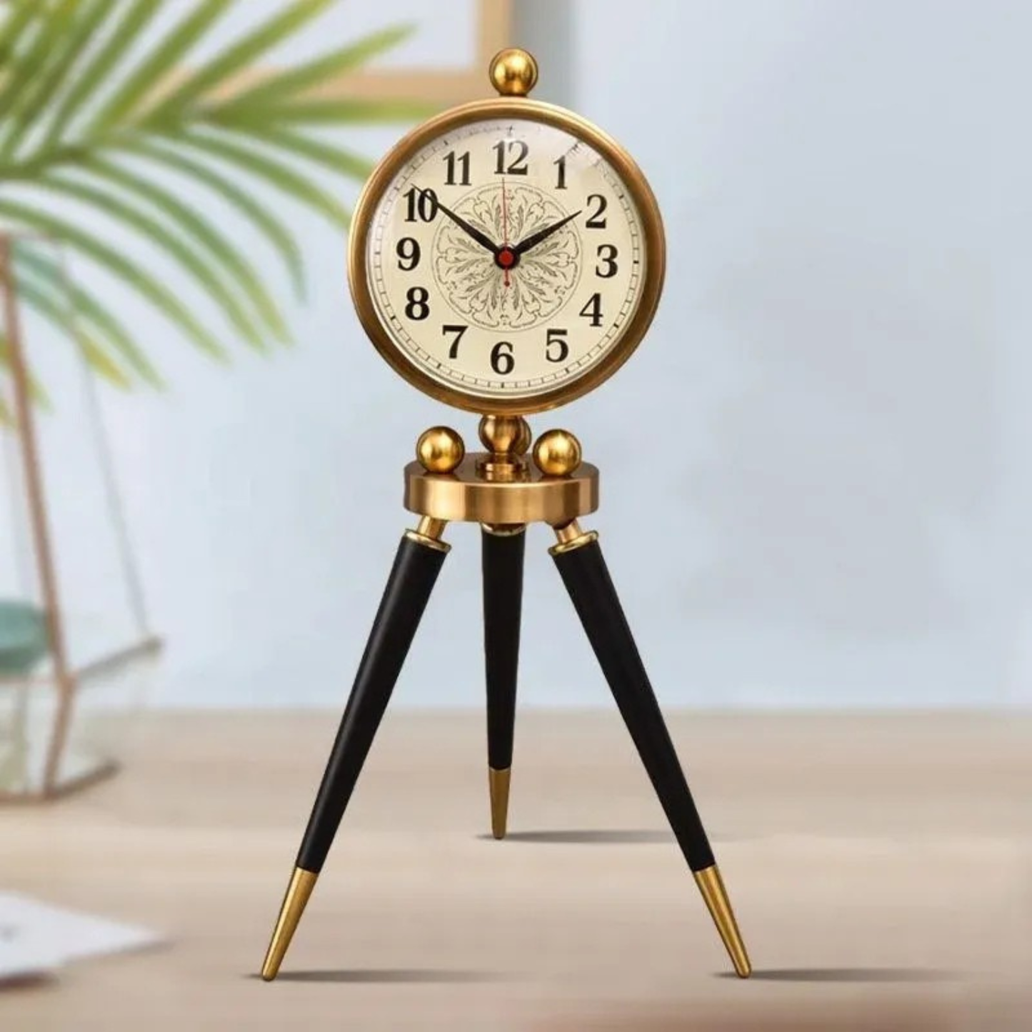 Kreative Goldene Tischuhr im Vintage Stil auf Stativ
