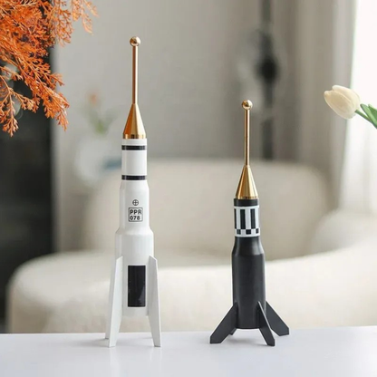 Schwarze Raketen-Dekofigur mit Goldakzenten