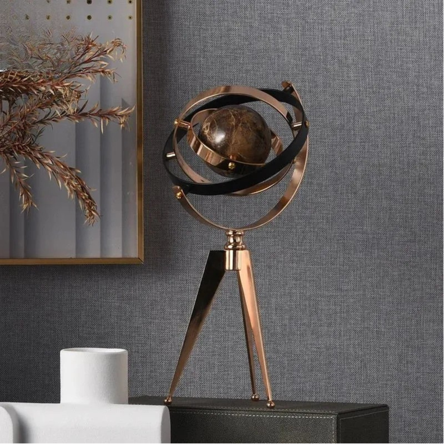 Luxuriöse Metall Globus Skulptur auf Stativ – Modernes Dekoobjekt
