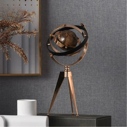 Luxuriöse Metall Globus Skulptur auf Stativ – Modernes Dekoobjekt