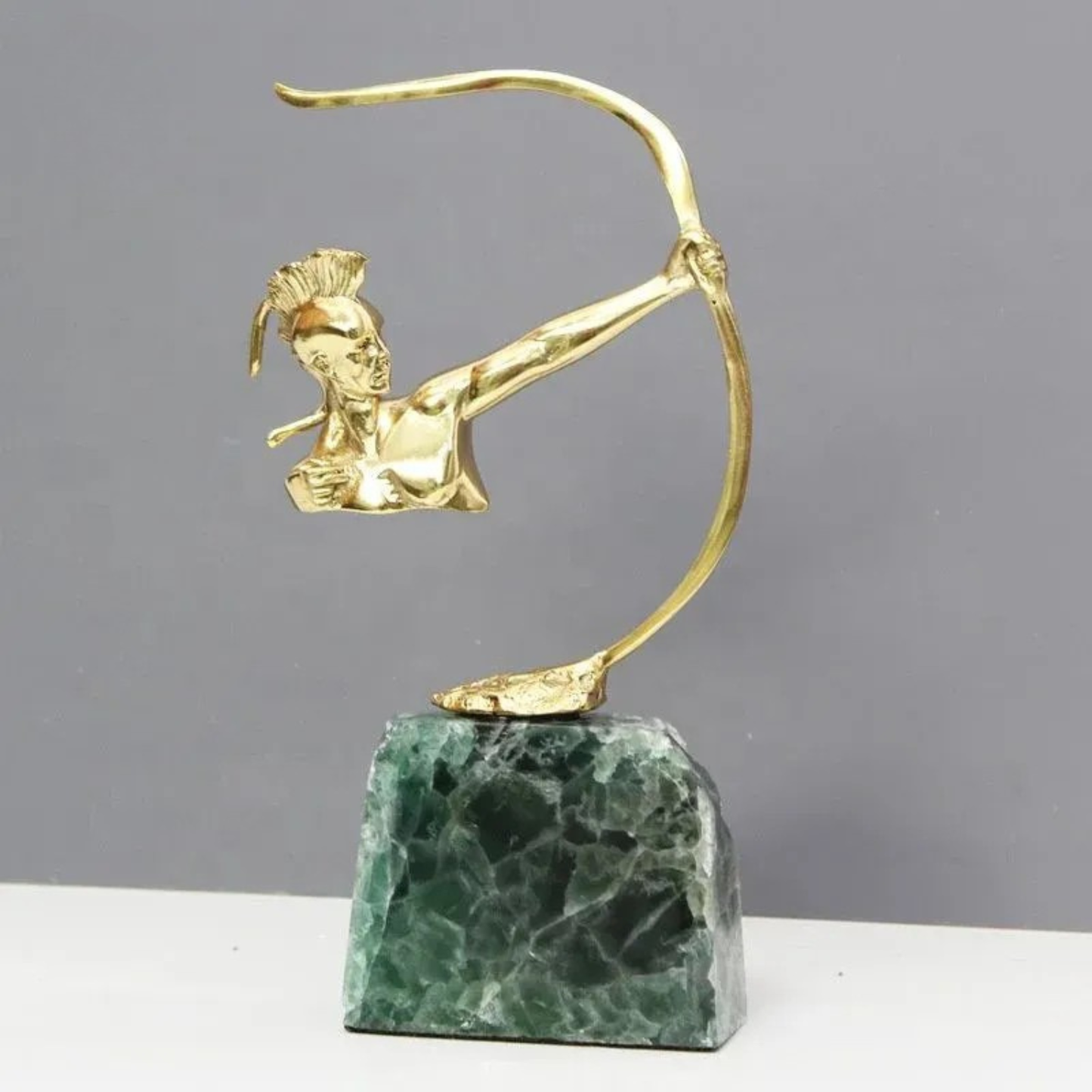 Goldene Bogenschütze Figur mit Smaragd Sockel