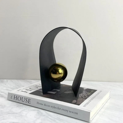 Luxux Schwarze Metallskulptur mit Goldkugel