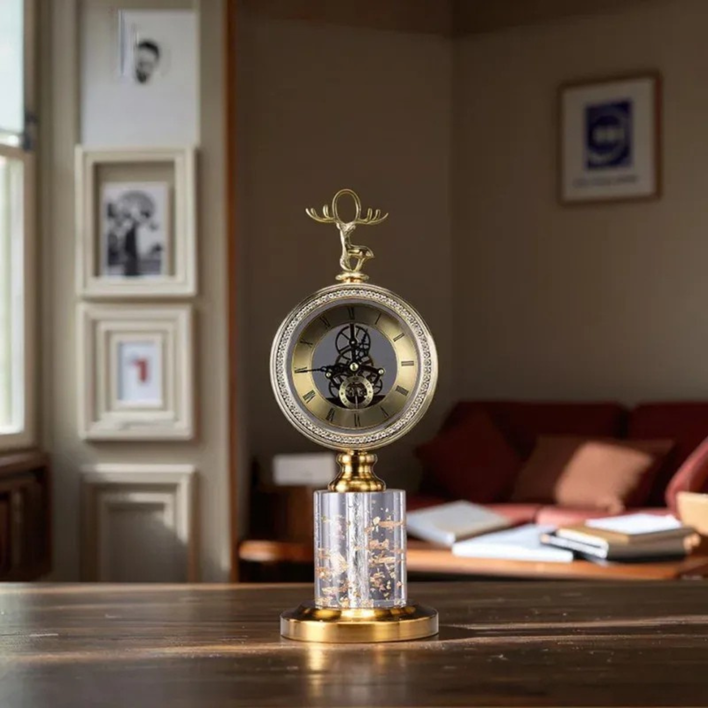 Luxuriöse Goldene Hirschkopf-Tischuhr mit Marmorsockel