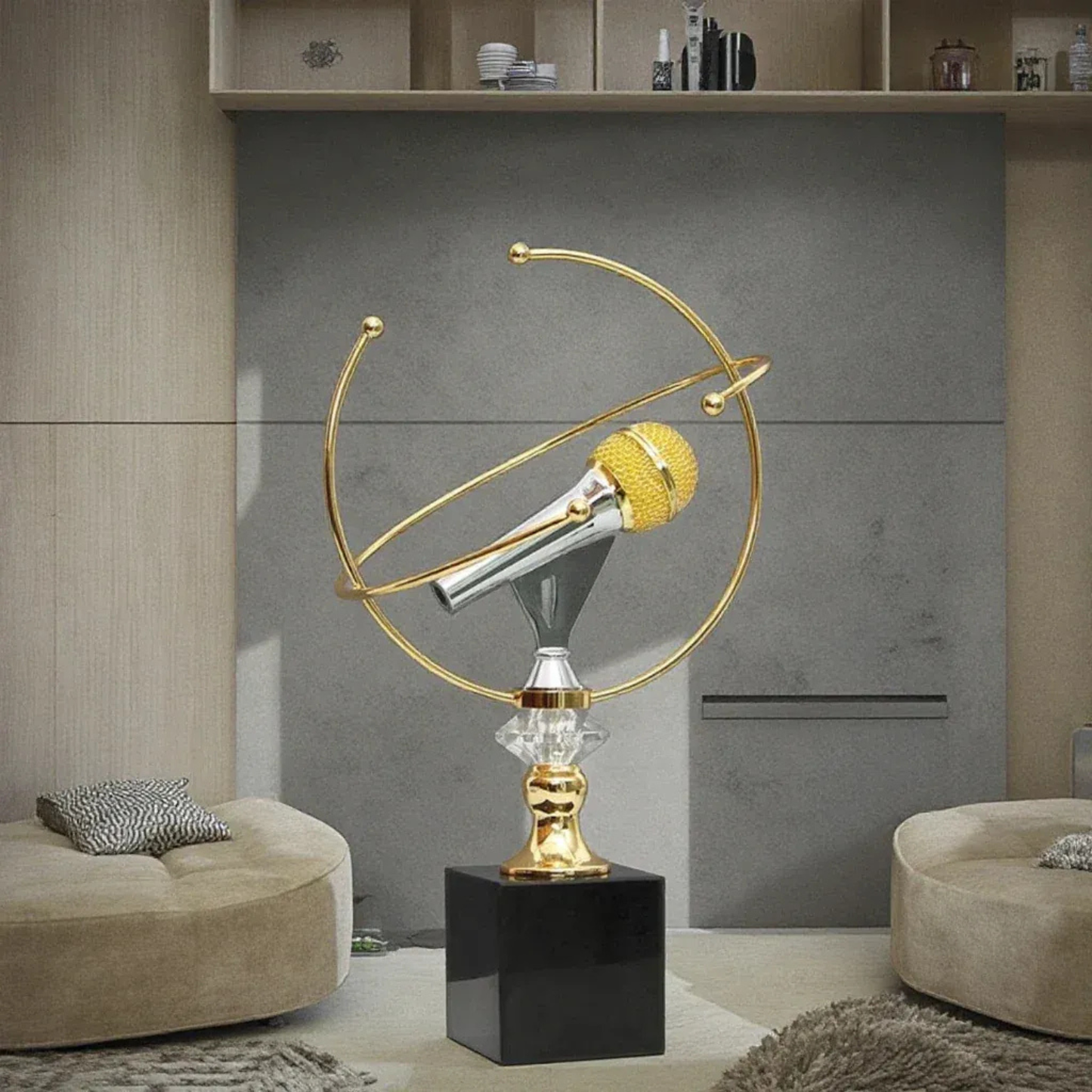 Goldene Mikrofon Skulptur auf Marmorsockel