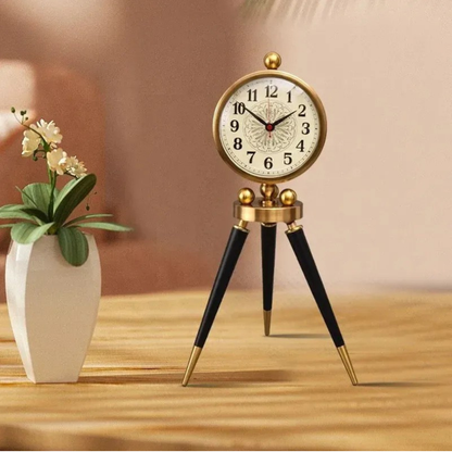 Kreative Goldene Tischuhr im Vintage Stil auf Stativ