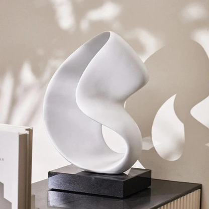 Moderne Weiße Luxus-Skulptur – Handgefertigte Resin-Dekoration