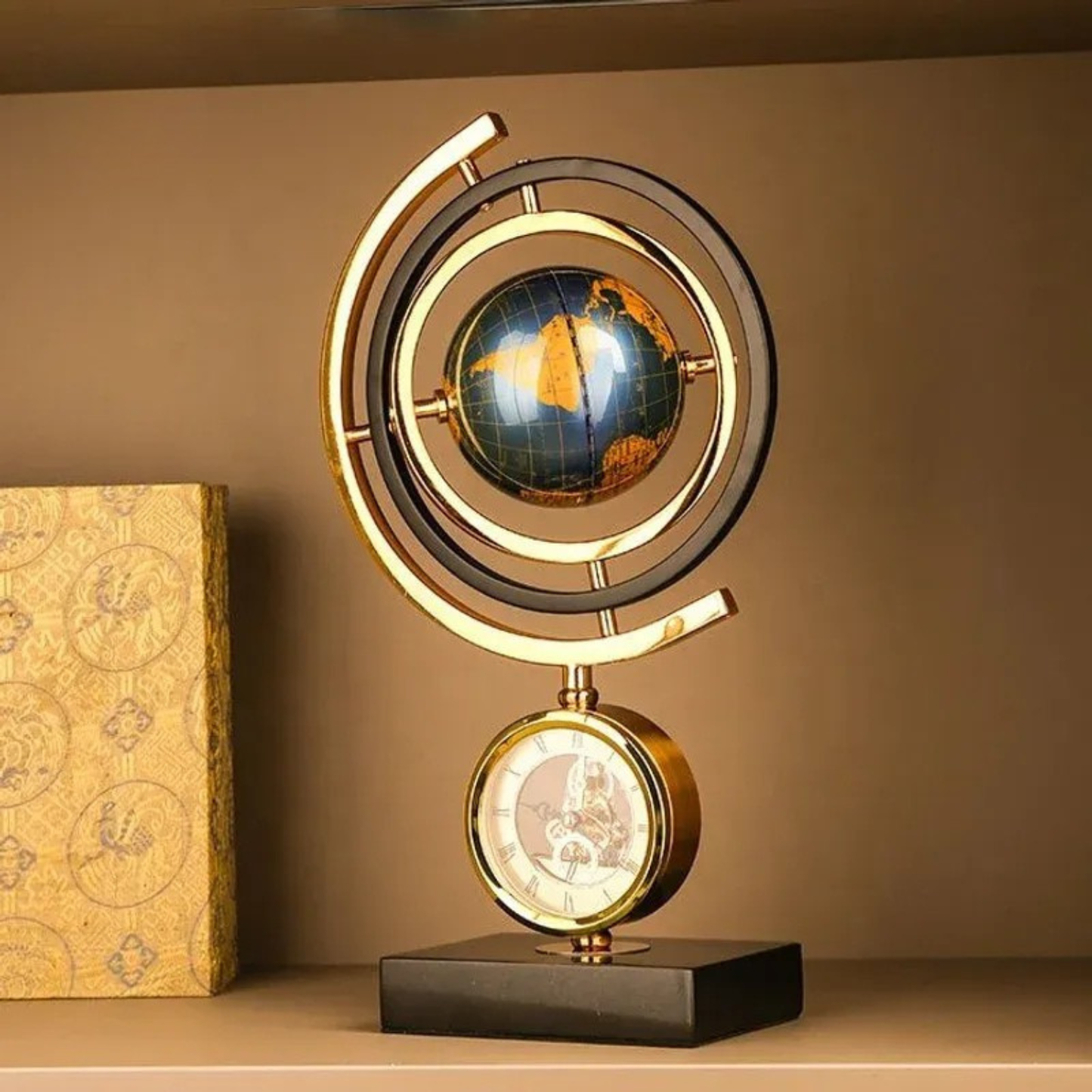 Goldene Globus-Uhr mit Marmorsockel – Luxus Dekoration