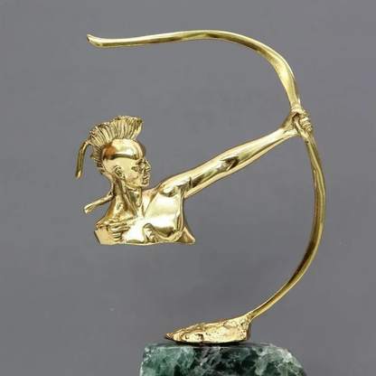 Goldene Bogenschütze Figur mit Smaragd Sockel