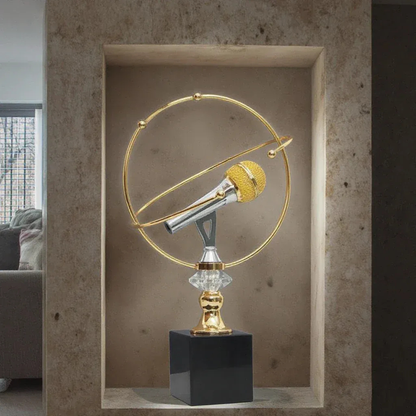 Goldene Mikrofon Skulptur auf Marmorsockel
