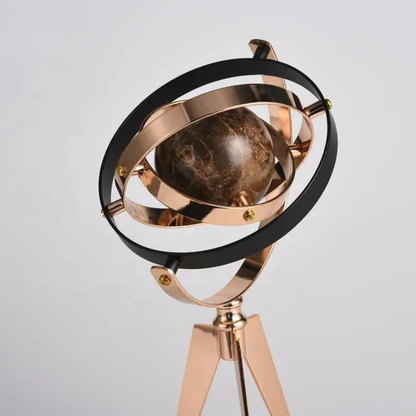 Luxuriöse Metall Globus Skulptur auf Stativ – Modernes Dekoobjekt