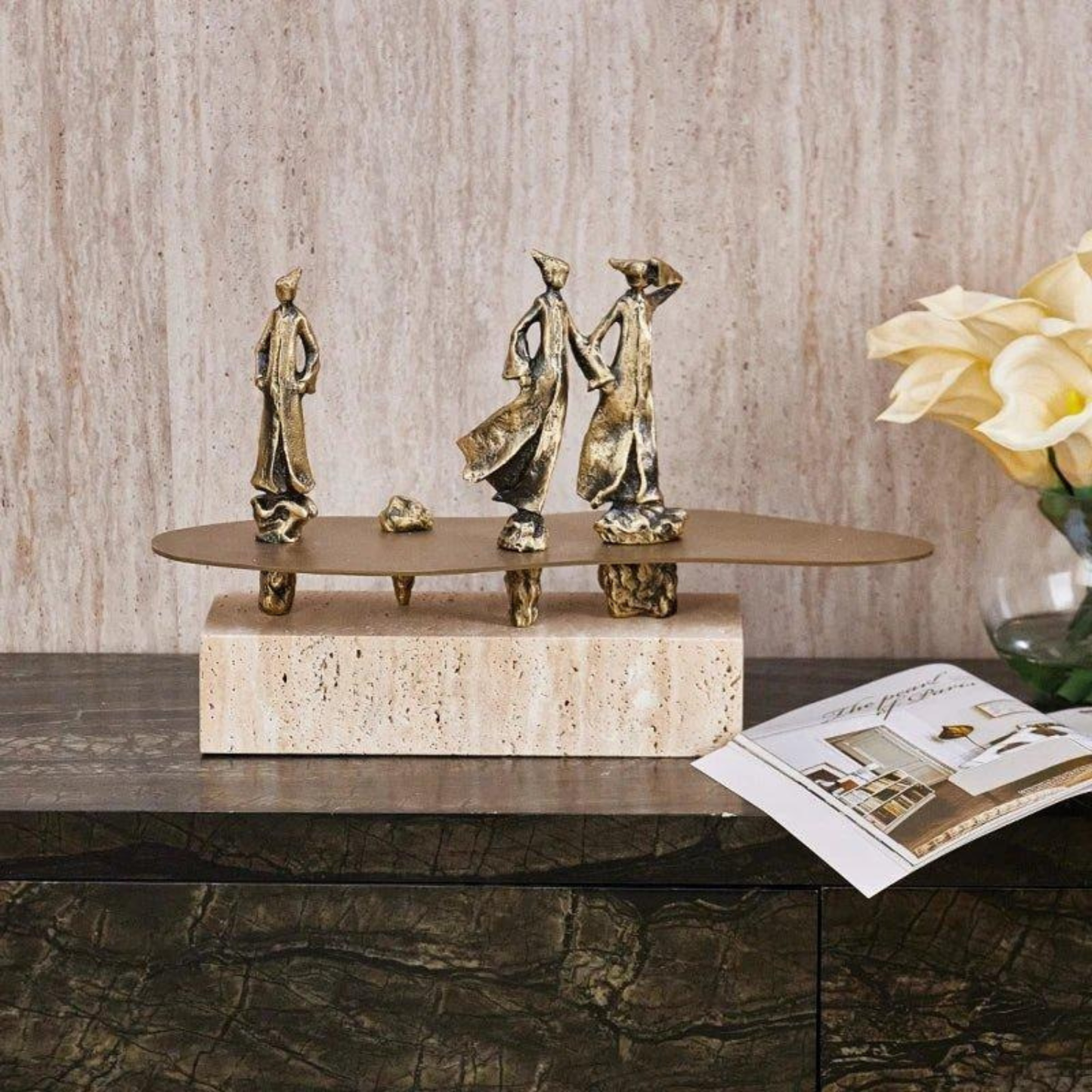 Goldene Männer-Skulptur mit Marmorsockel – Handgefertigte