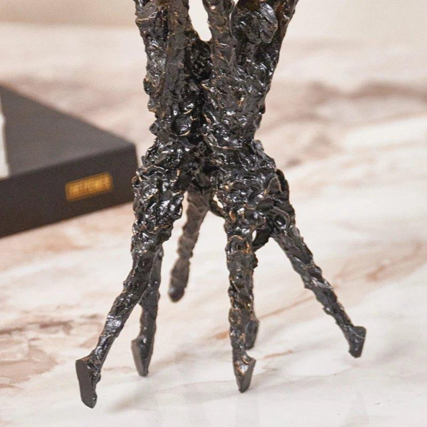 Luxuriöse Goldkugel Skulptur – Metall Tischdekoration,