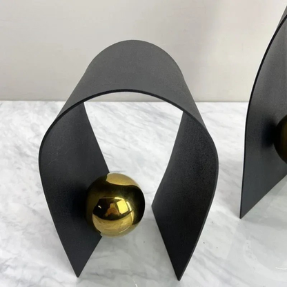 Luxux Schwarze Metallskulptur mit Goldkugel